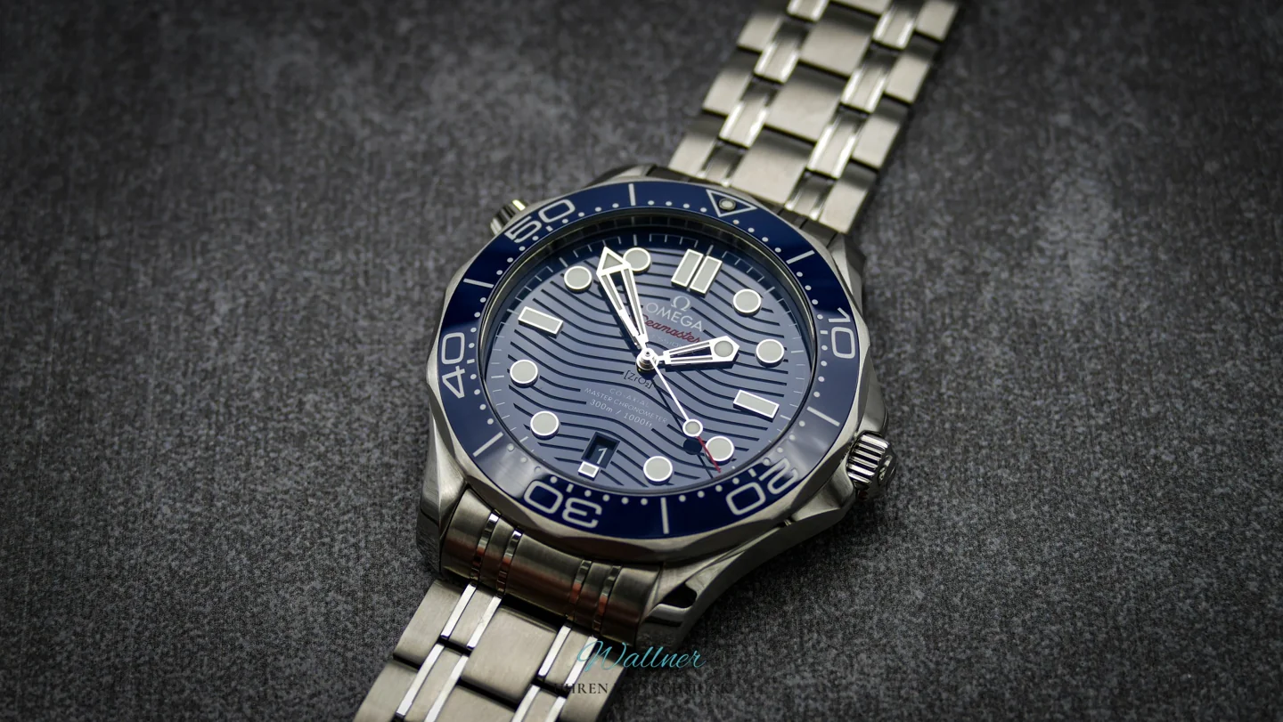 Moderne OMEGA Seamaster mit blauem Wellenzifferblatt und Edelstahlband